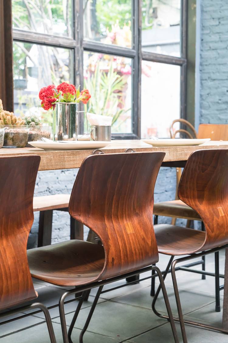 Die Besonderheiten von Holz bei Gastromöbeln – natürlicher Charme und warme Atmosphäre
